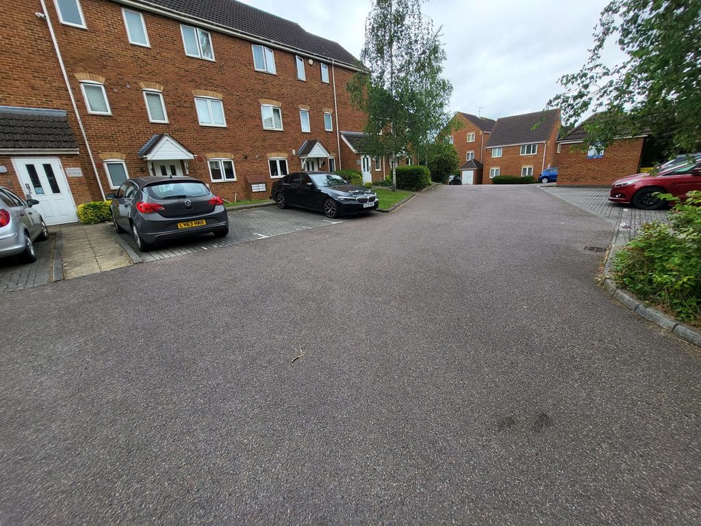 Property photo 1 of 15 Spacious 2 Bedroom Flat On Kathleen Court With Gated Parking – Walking Distance To Leagrave Station