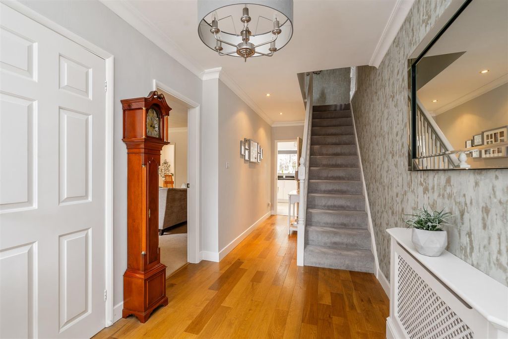 Property photo 3 of 21 7 Beconsfield Close_34.Jpg