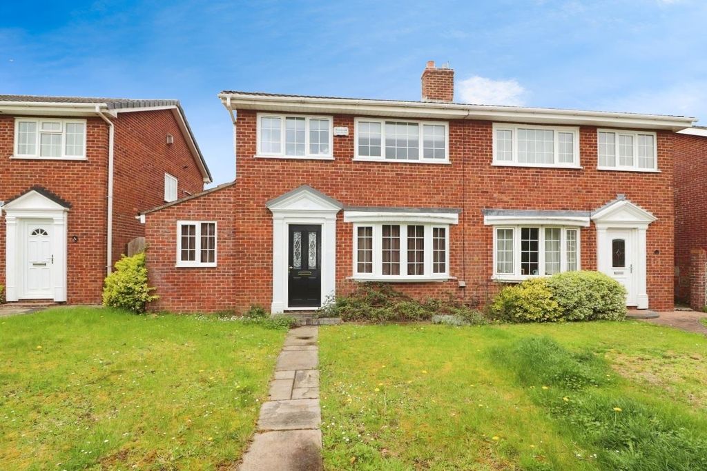 Property photo 1 of 11 93 Kestrel Close Front Shot A.Jpg