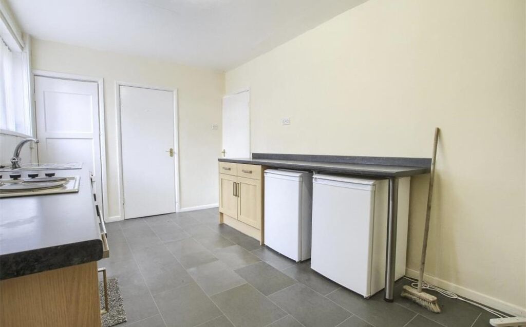 Property photo 3 of 9 Kitchen 1.2