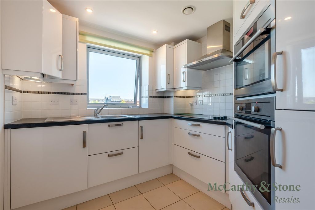 Property photo 3 of 18 8700732-Interior05.Jpg