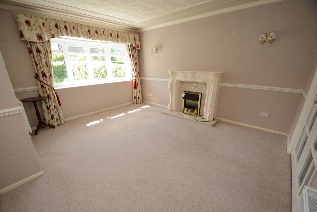 Property photo 2 of 19 Lounge