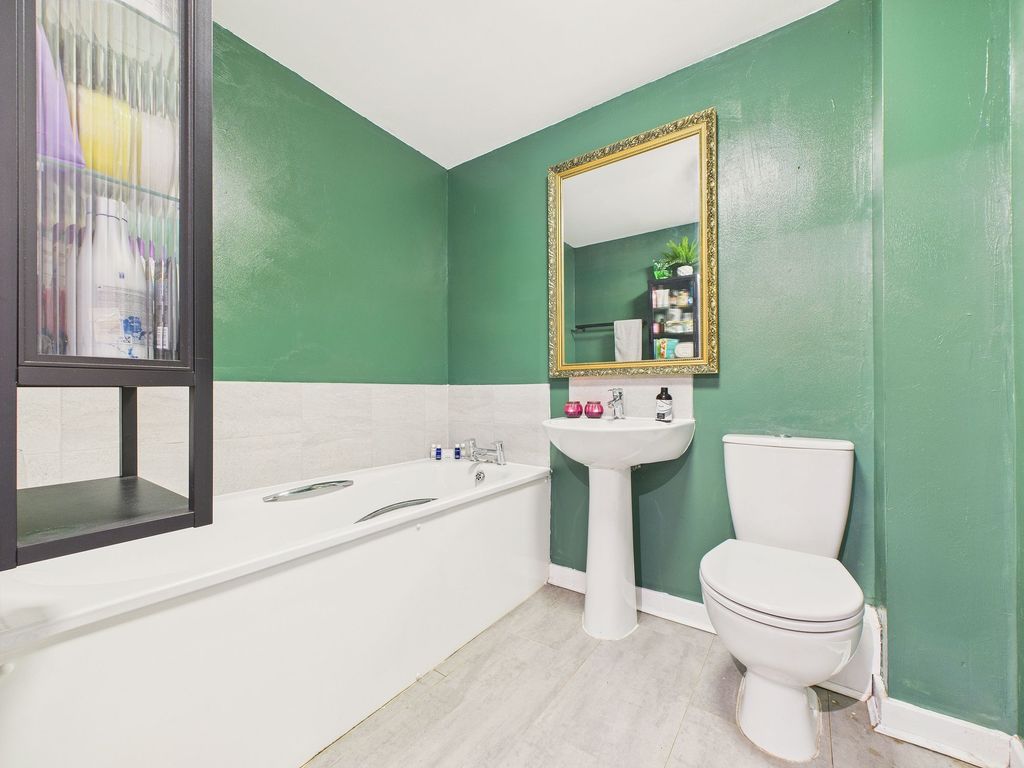 Property photo 3 of 12 Bathroom