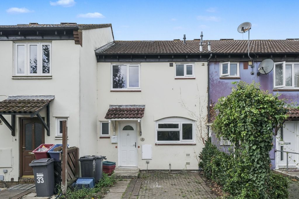 Property photo 1 of 22 34 Chandlers Close, Feltham, Middlesex, Tw14 9Pg