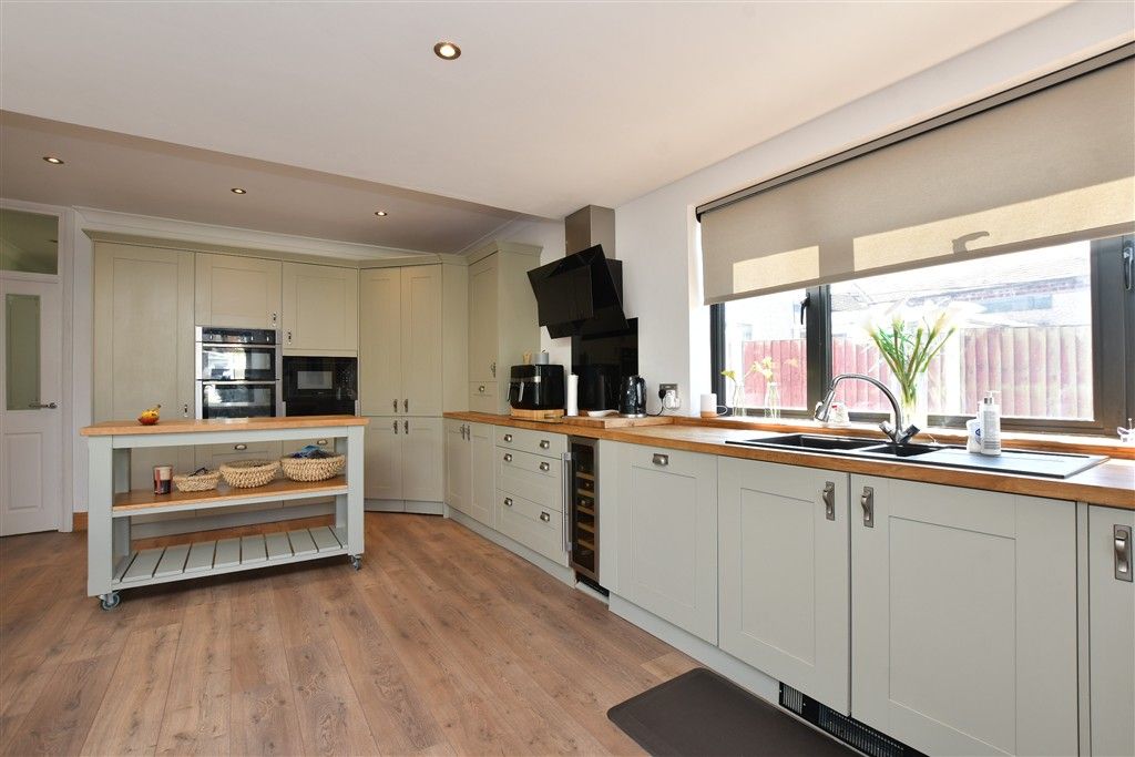 Property photo 3 of 20 Kitchen/Dining Area