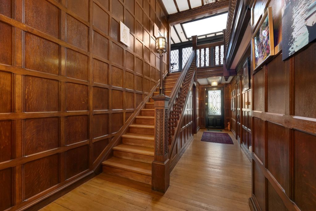 Property photo 3 of 13 Entrance Hall