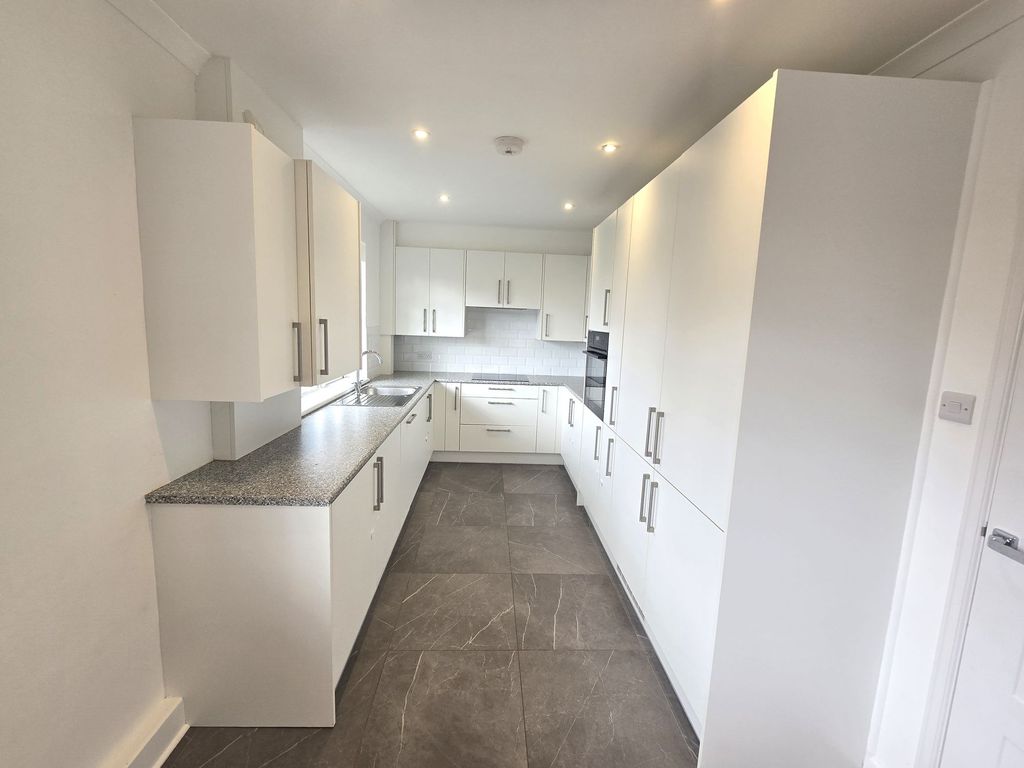 Property photo 2 of 8 Kitchen