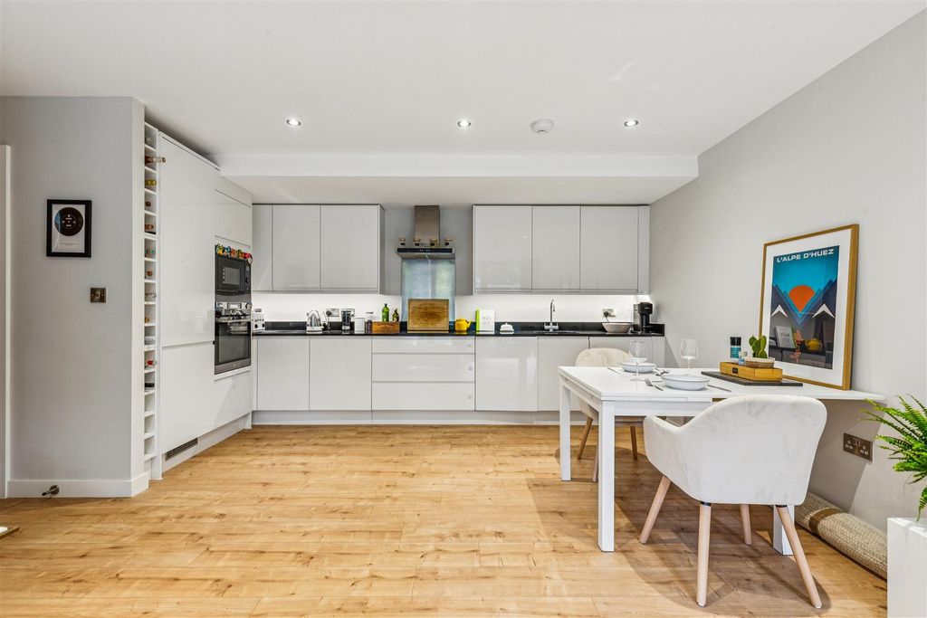 Property photo 2 of 15 For Sale - Albany Court, W4