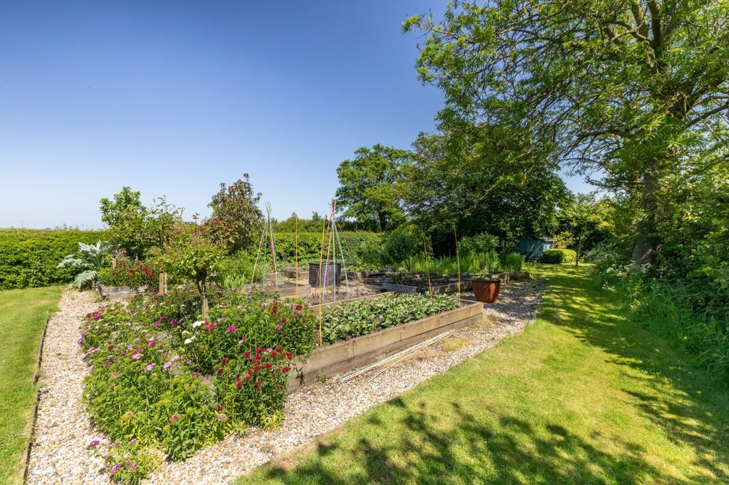 Property photo 2 of 22 Kitchen Garden