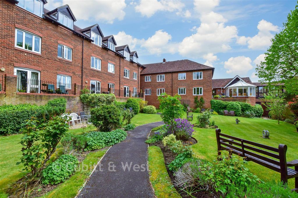 Property photo 3 of 9 Communal Gardens