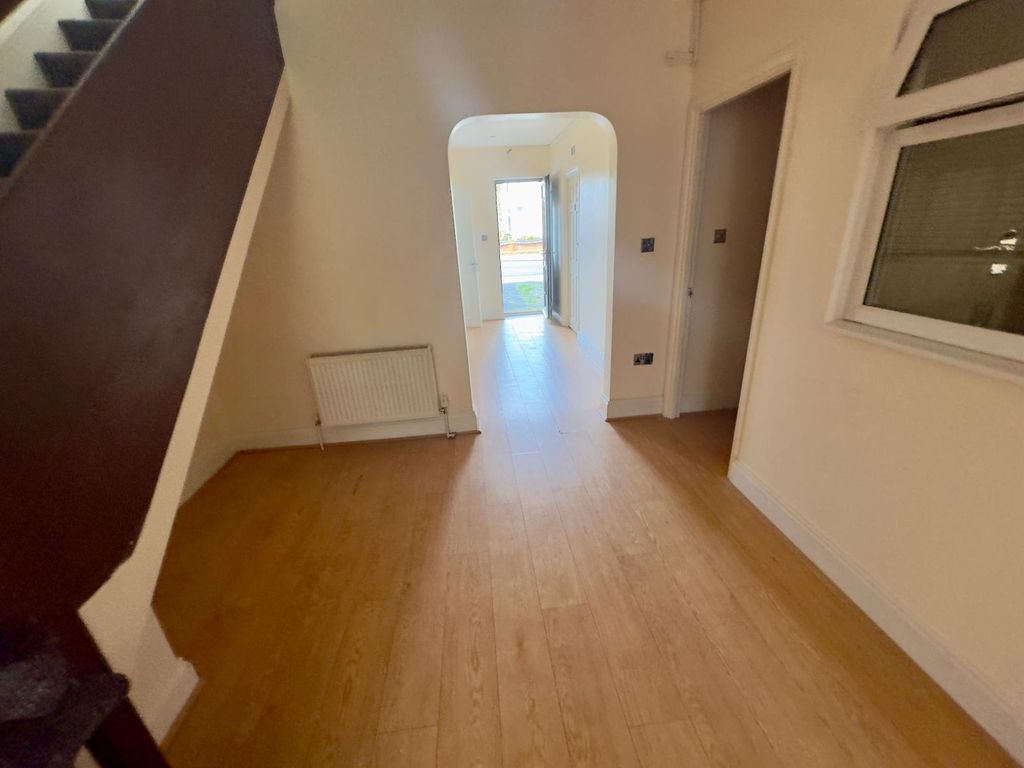 Property photo 3 of 28