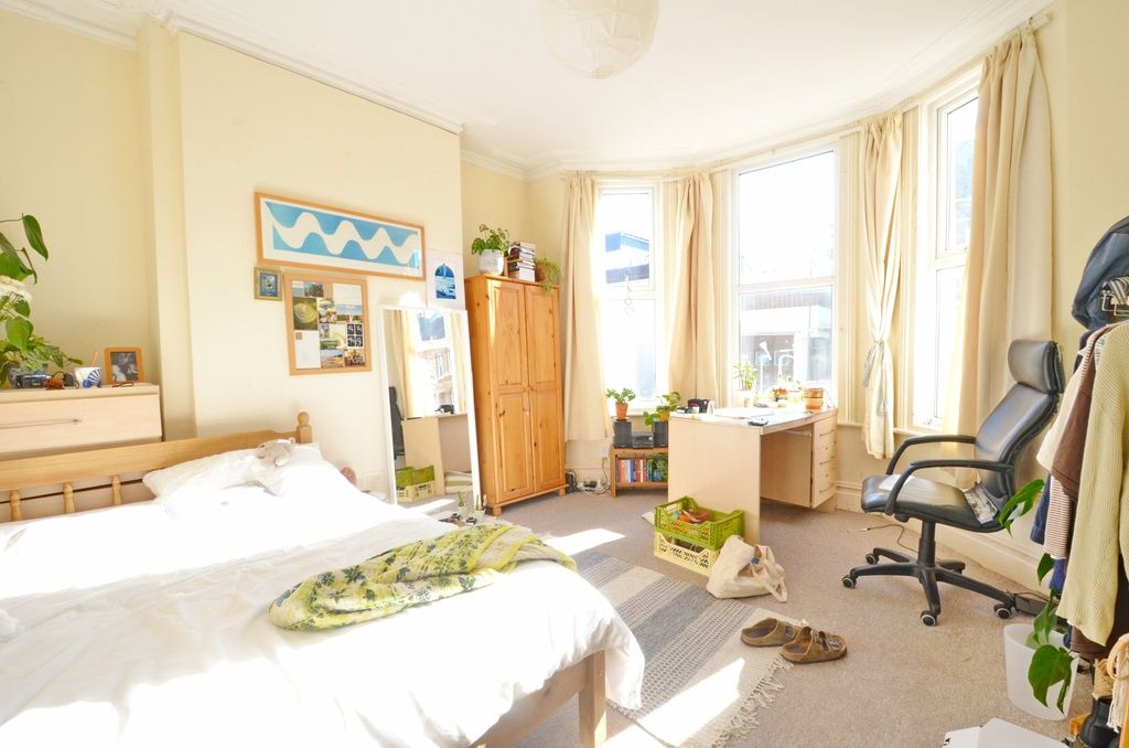 Property photo 2 of 13 Bright, Airy Bedroom With Large Bay Windows, Soft ...