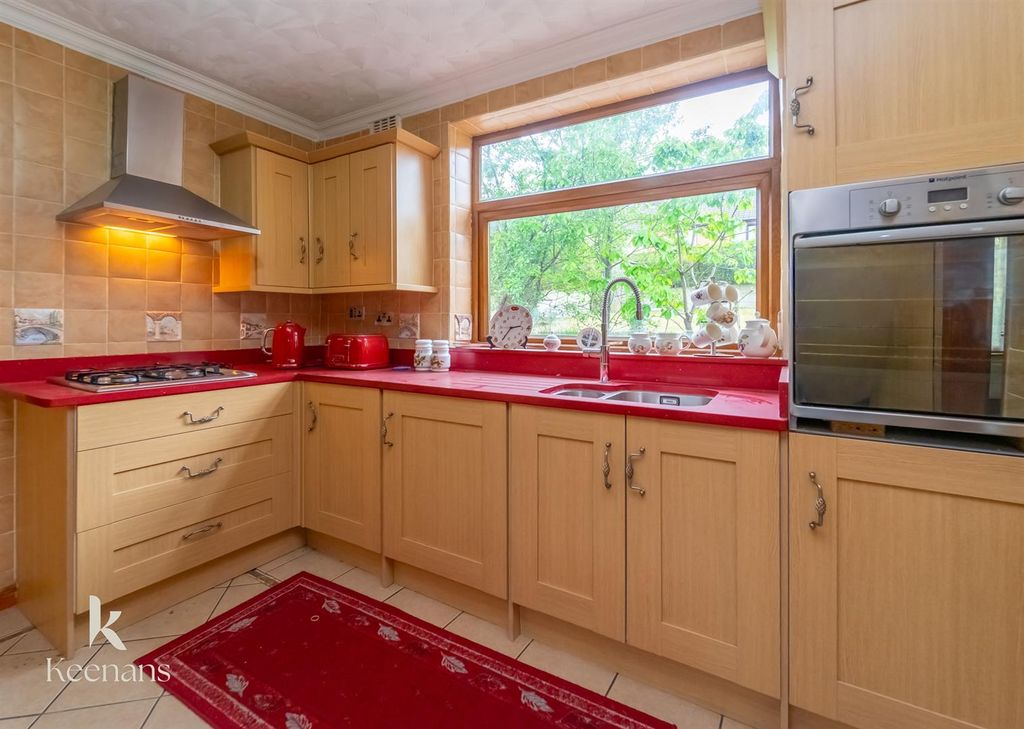 Property photo 3 of 33 Lytham Road-2.Jpg