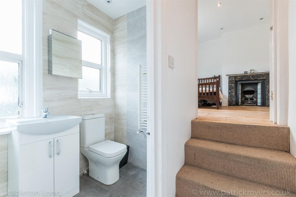 Property photo 3 of 9 Flat 2, 20 Chestnut Road-6.Jpg