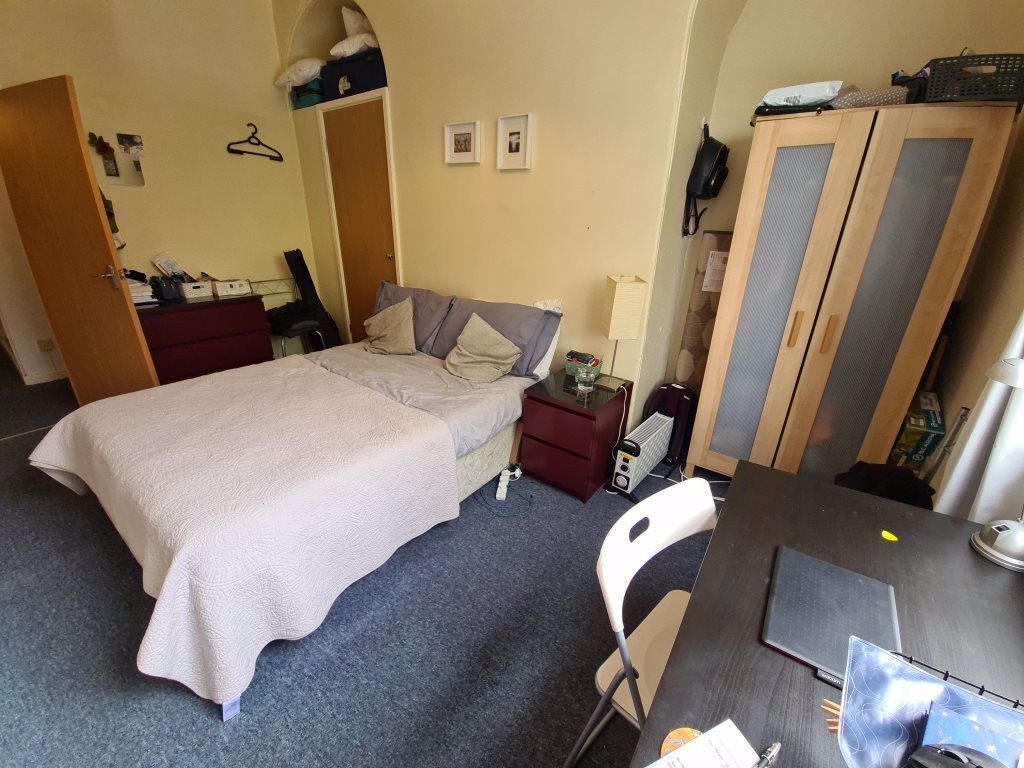 Property photo 1 of 8 A Cozy Double Bedroom Featuring A Comfortable Bed,...