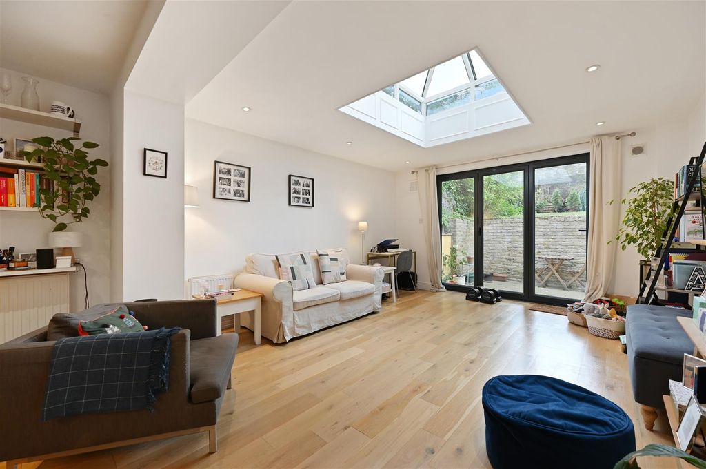 Property photo 1 of 11 Hammersmith Grove - Reception3 (1).Jpg