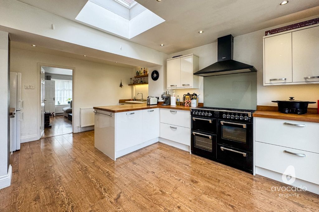 Property photo 2 of 14 4875744