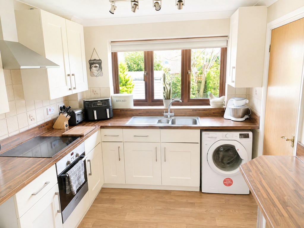 Property photo 3 of 10 Kitchen