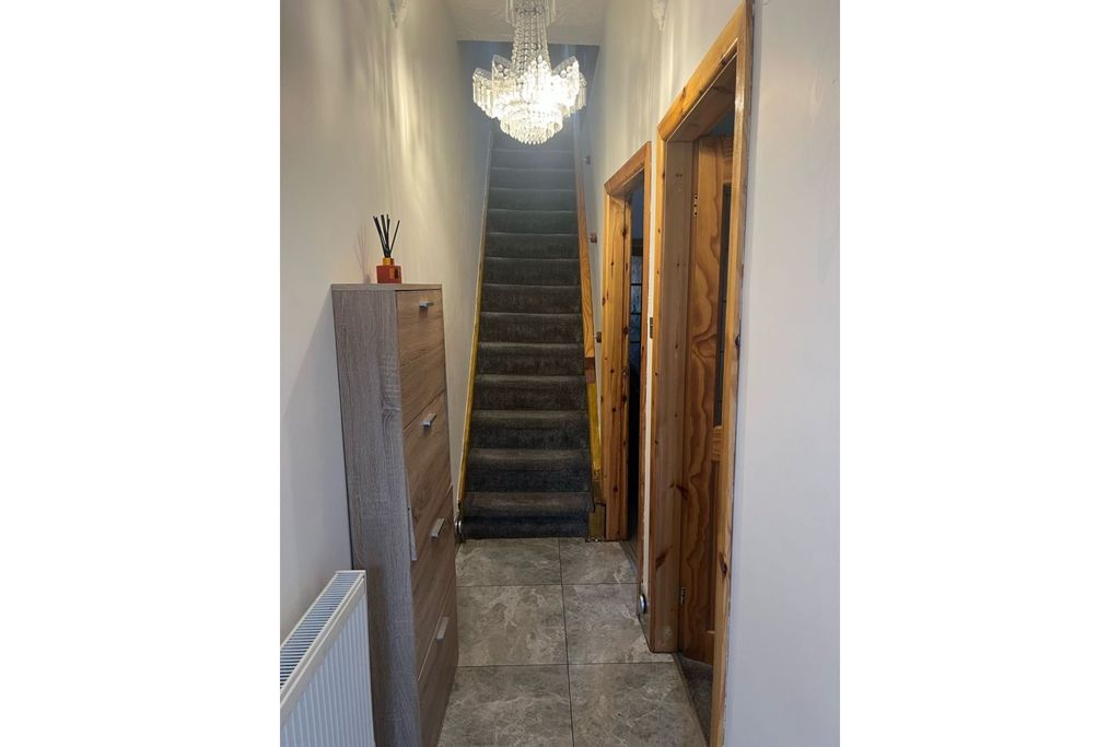 Property photo 2 of 18 Entrance Hall