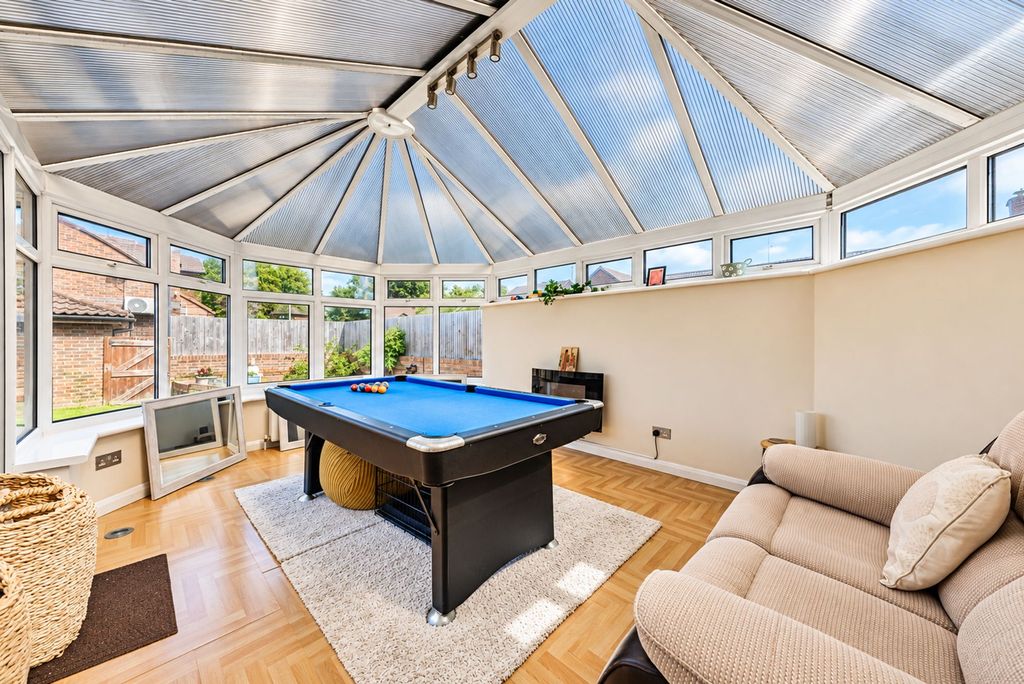 Property photo 3 of 18 Conservatory (1)