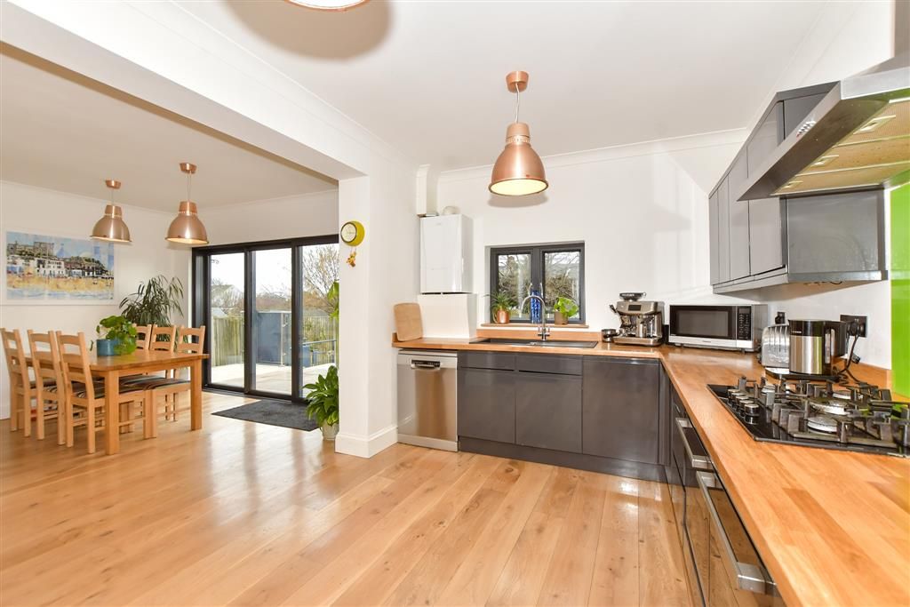 Property photo 3 of 18 Kitchen