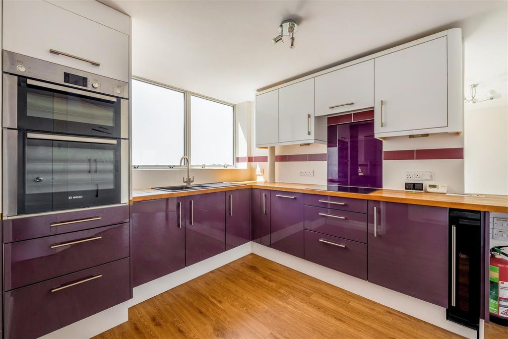 Property photo 2 of 22 61 Sussex Court-5.Jpg