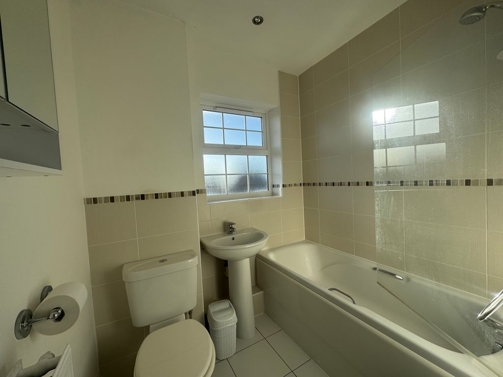 Property photo 3 of 10 Bathroom