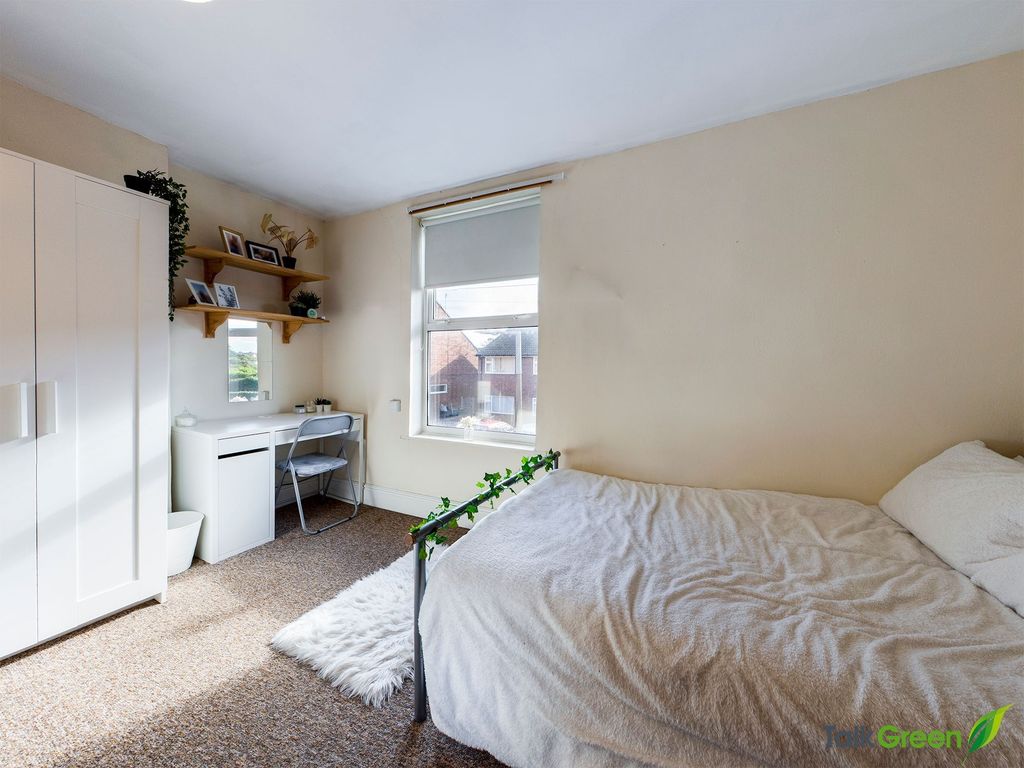Property photo 3 of 13 Bright, Neatly Styled Double Bedroom With A Comfy ...