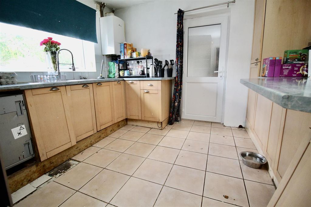 Property photo 3 of 19 Kitchen