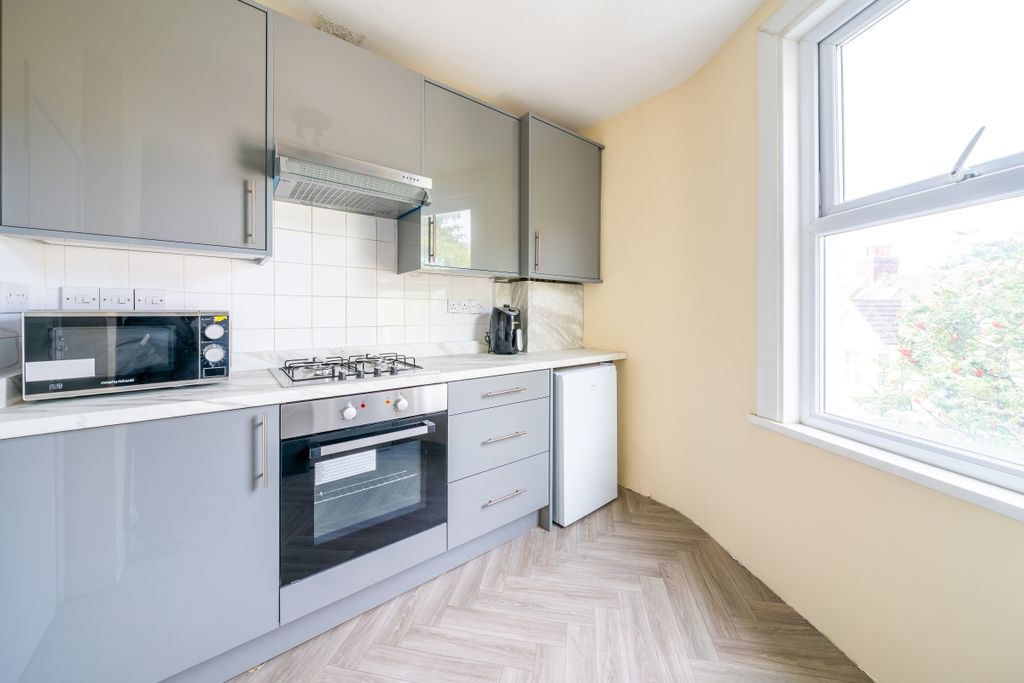 Property photo 3 of 13 2A Barmouth Road 9