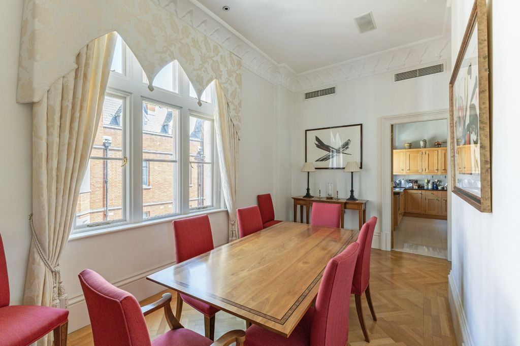 Property photo 3 of 26 Dinning Room