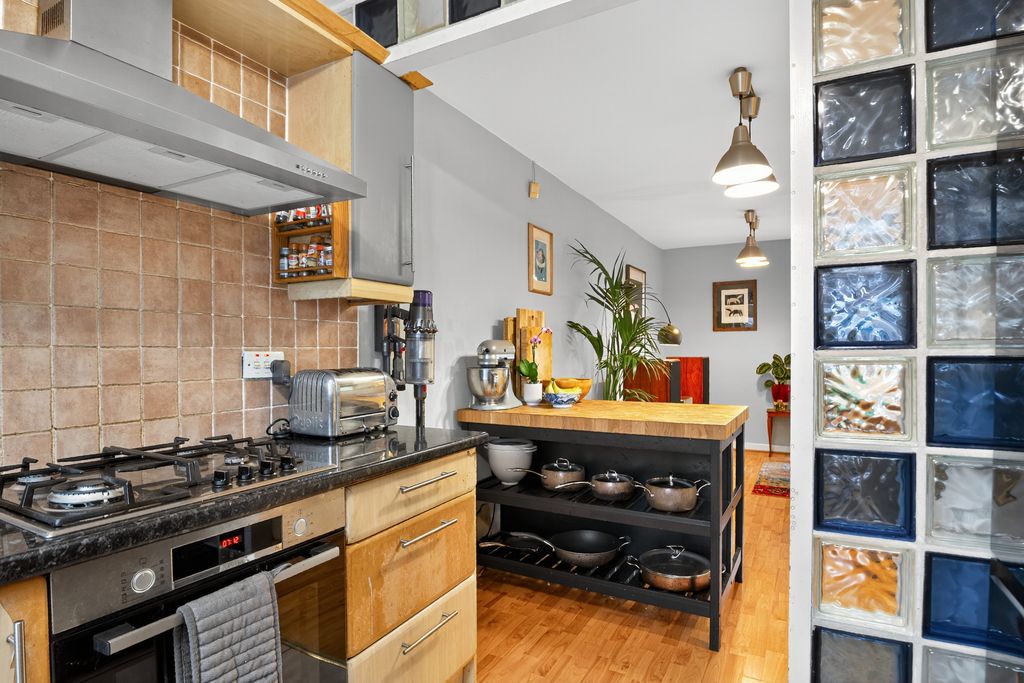 Property photo 3 of 19 Kitchen