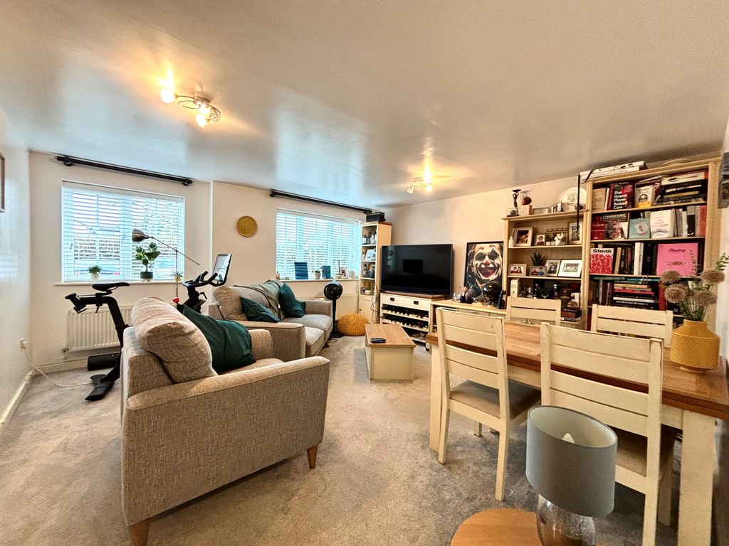 Property photo 2 of 8