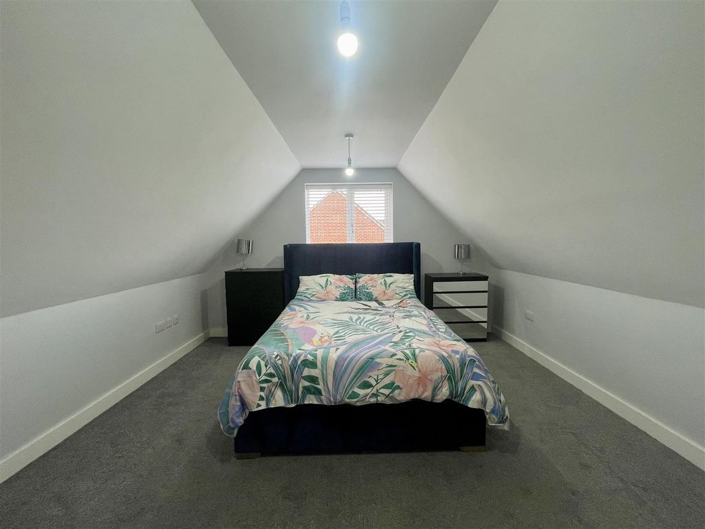 Property photo 3 of 10 Main Bedroom