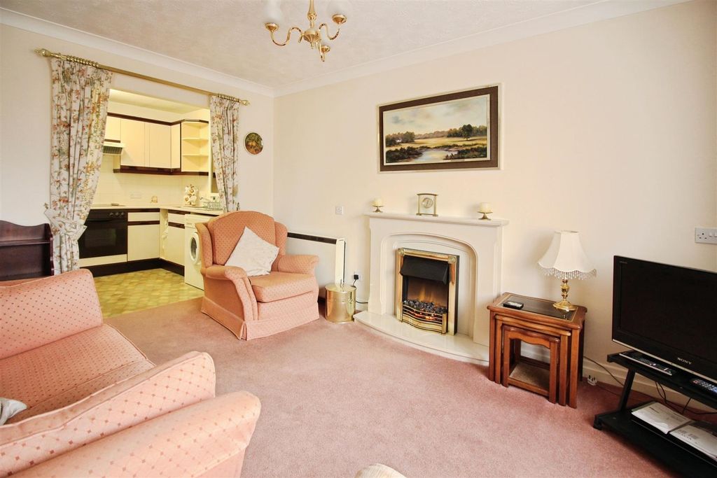 Property photo 3 of 8 Lounge/Dining Room