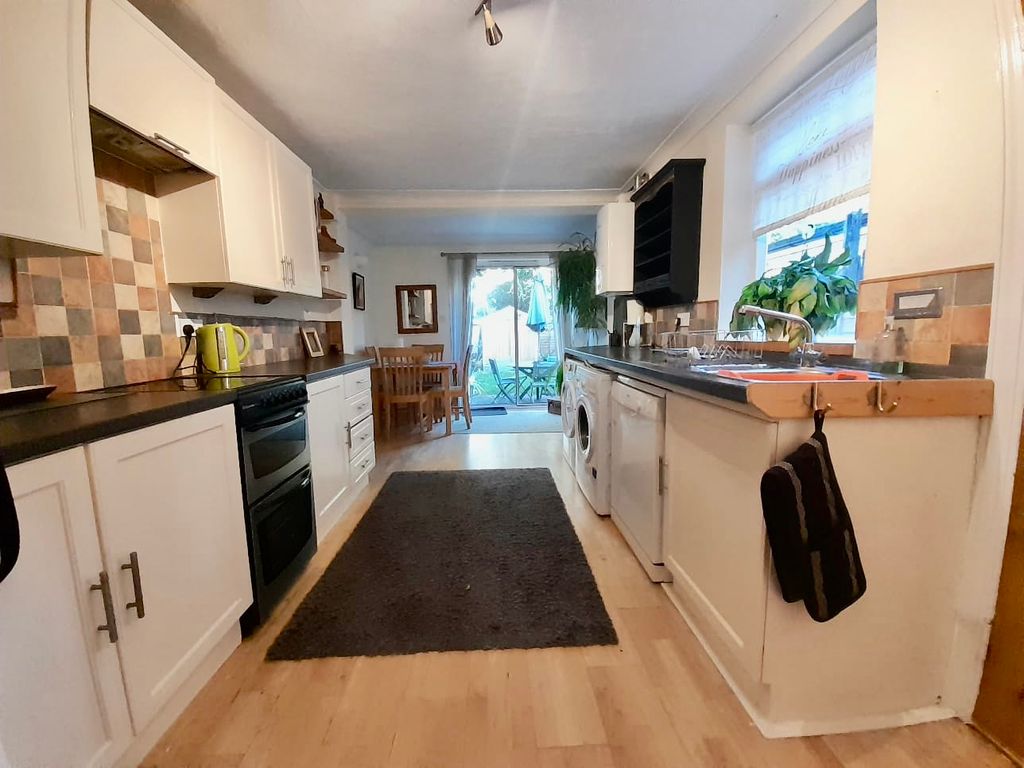 Property photo 3 of 10 Kitchen