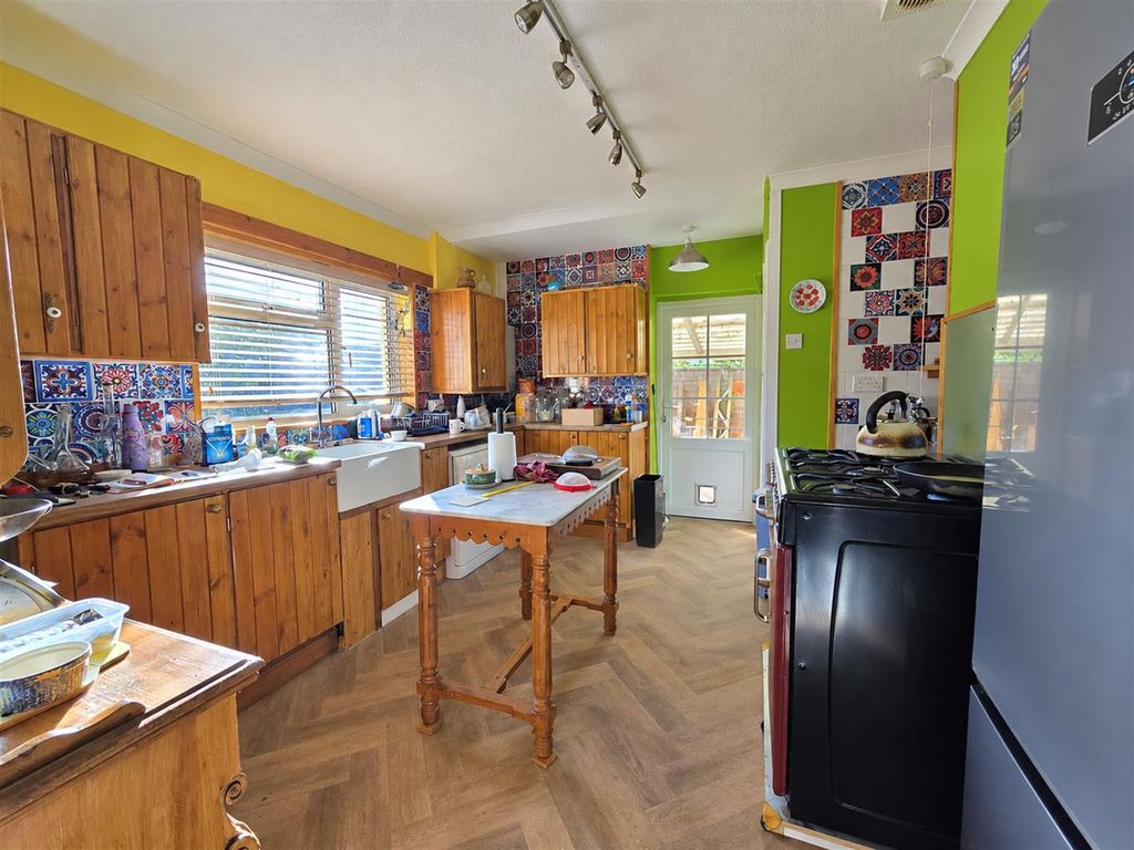 Property photo 2 of 12 Kitchen