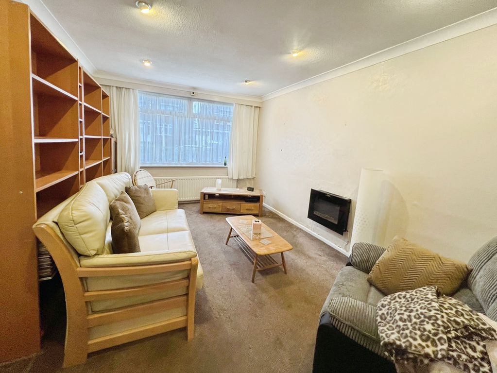 Property photo 2 of 18 Lounge