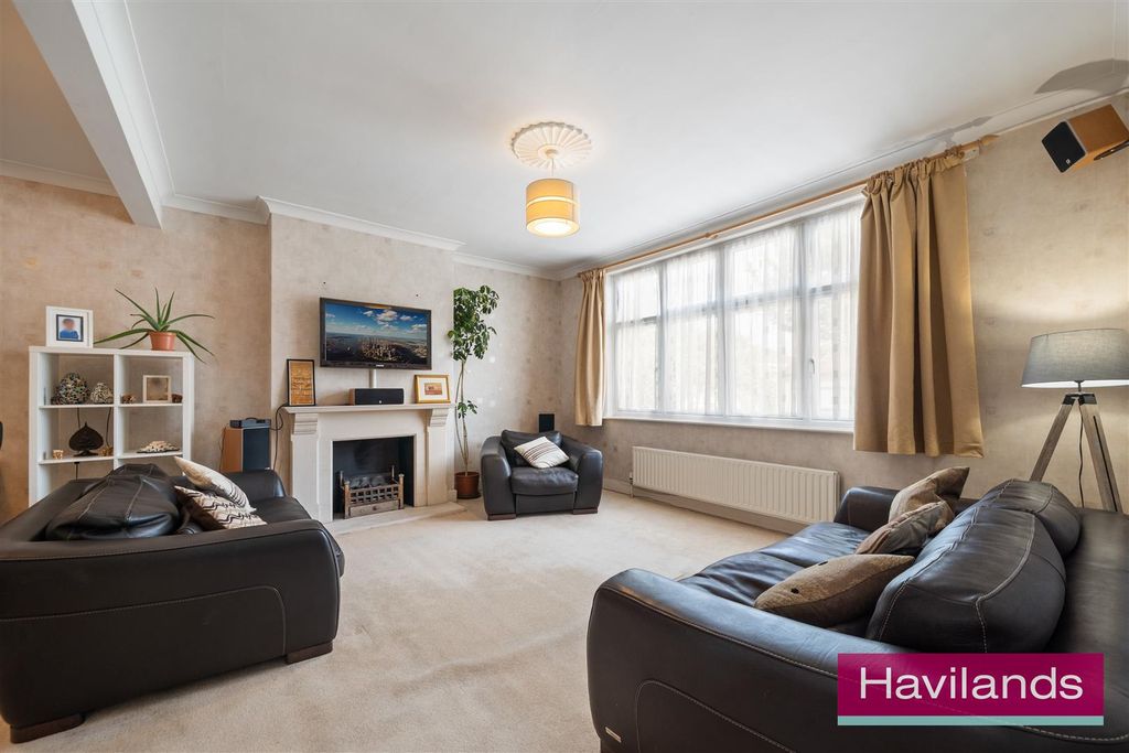 Property photo 2 of 21 Sittingbourne Avenue-6.Jpg