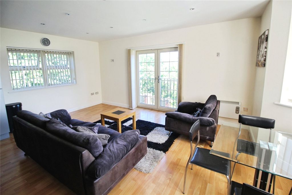 Property photo 3 of 8 Kitchen/Lounge
