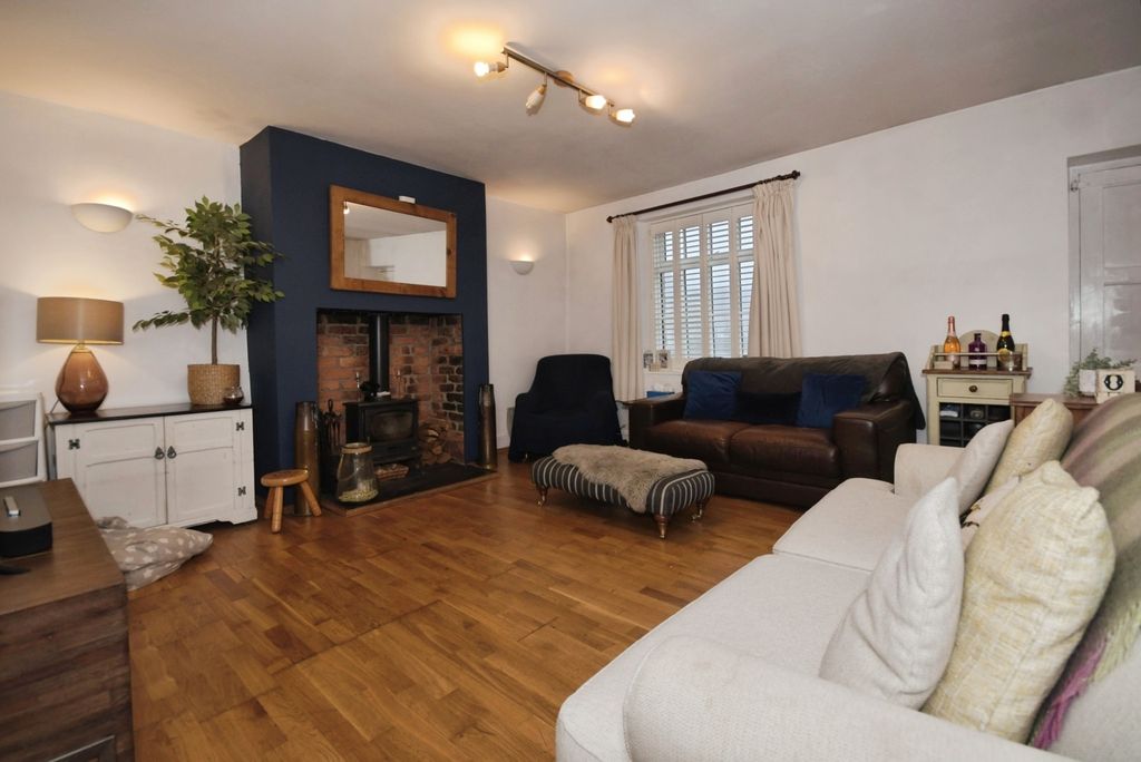 Property photo 2 of 17 Lounge