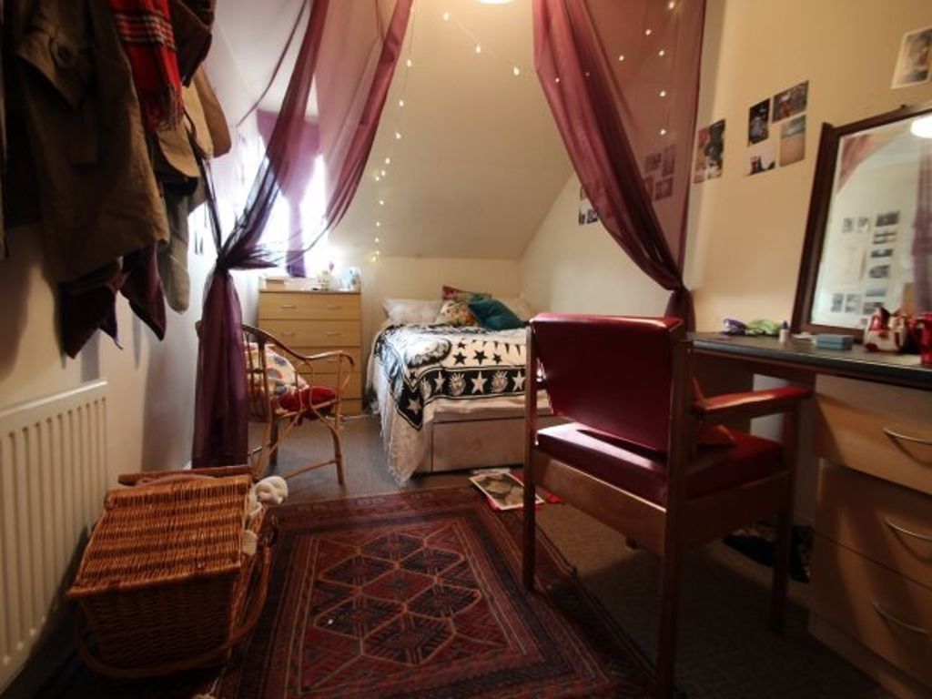 Property photo 1 of 15 A Cozy And Well-Maintained Bedroom Featuring A Com...