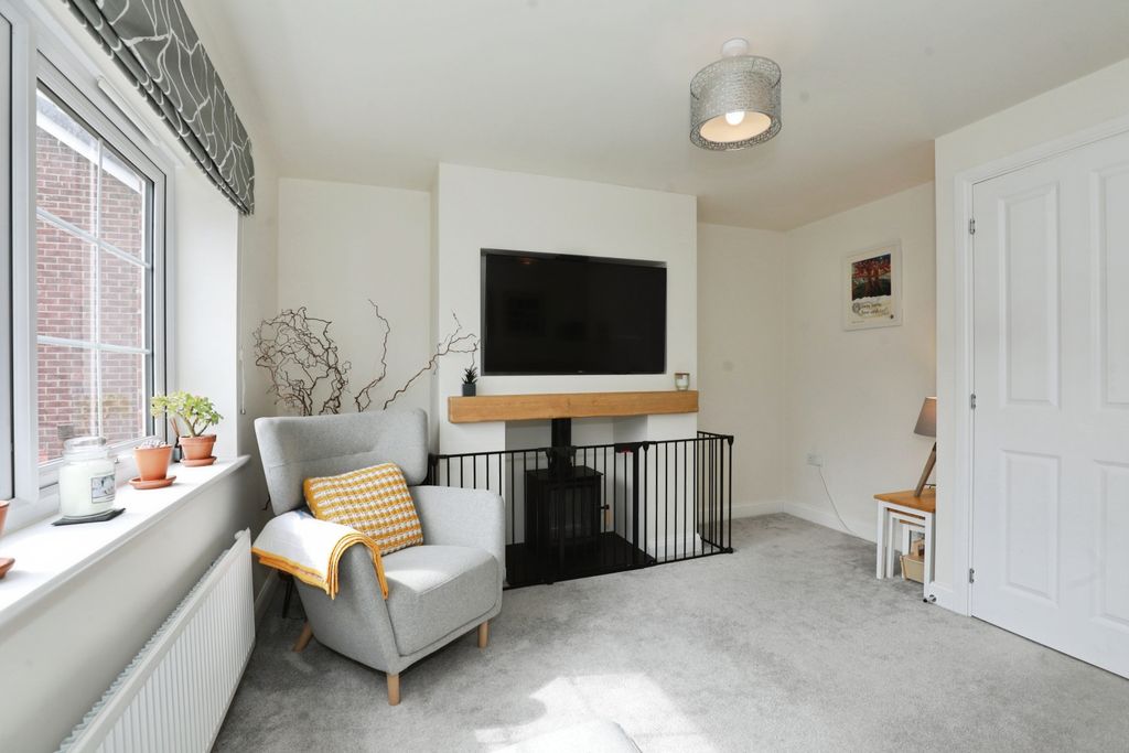 Property photo 3 of 20 Lounge