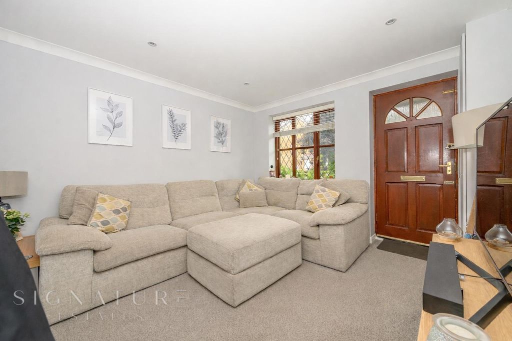 Property photo 3 of 11 Lounge