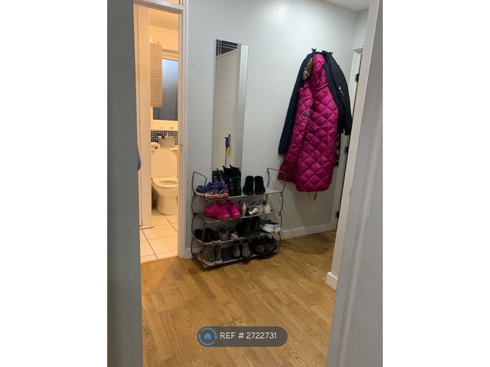 Property photo 1 of 8 Foyer/Hallway