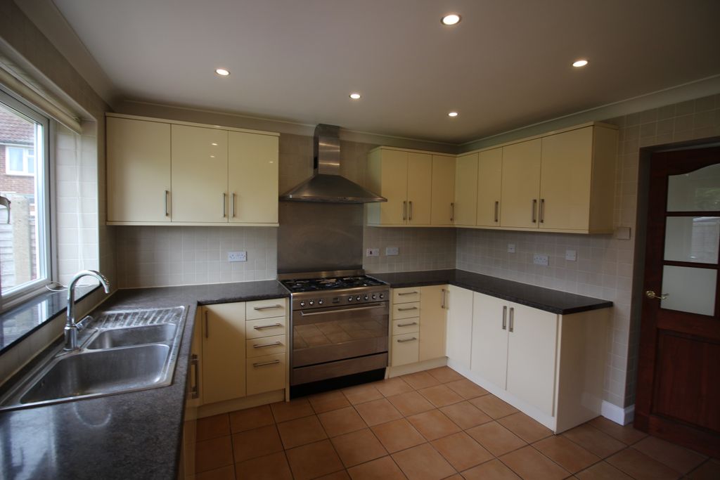 Property photo 3 of 16 2 Cornfield Kitchen.