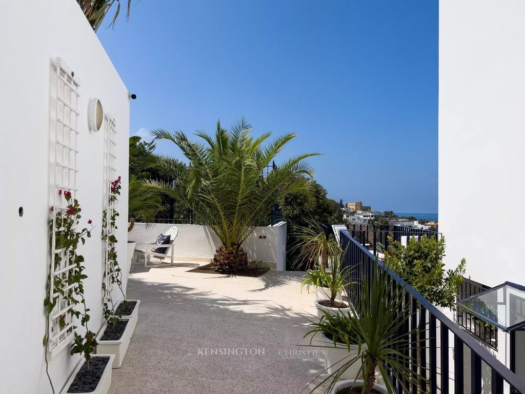 Property photo 2 of 24