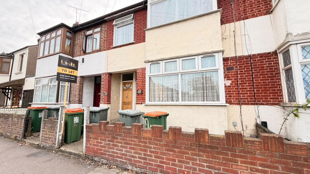Property photo 1 of 8 1 Bed Flat Ground Floor To Rent Vicarage Lane, London E6 6Ab