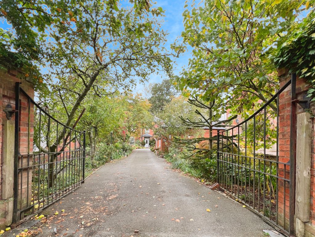 Property photo 2 of 27