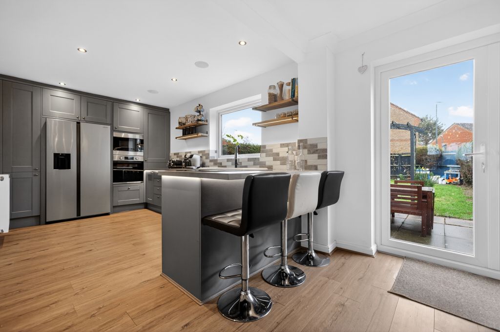 Property photo 3 of 20 Kitchen/Breakfast